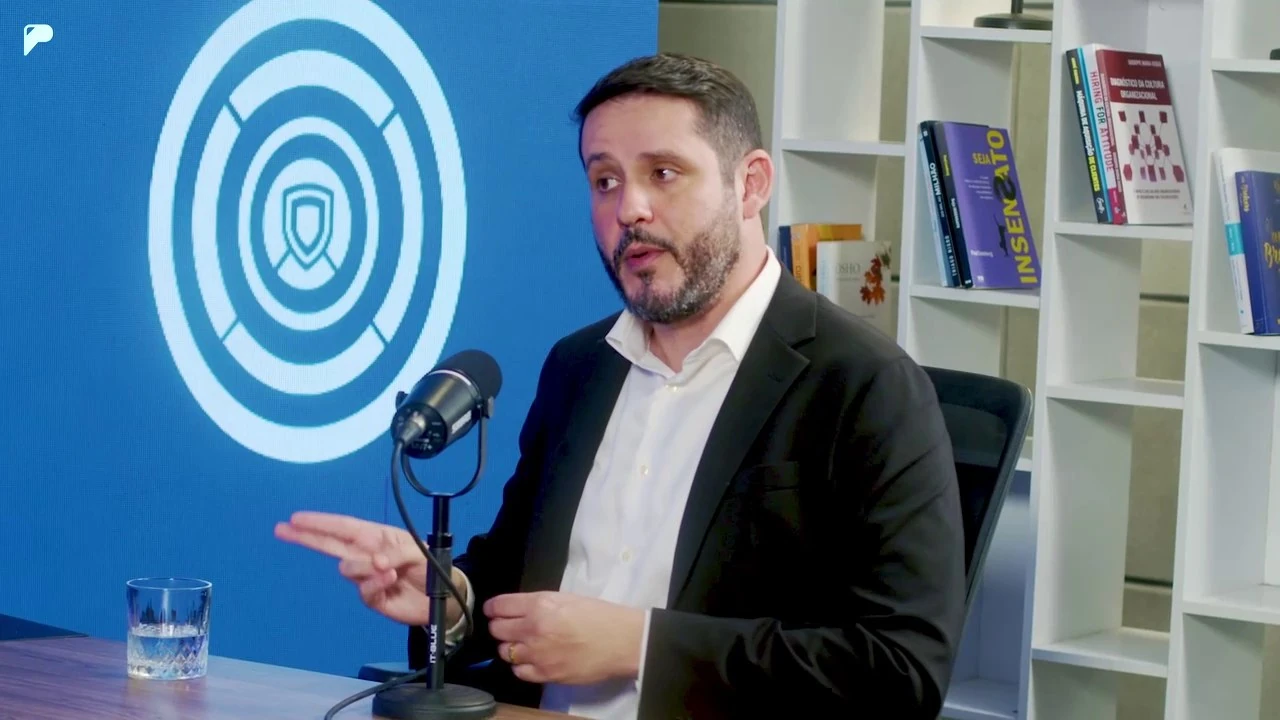 Clóvis Barreto Jr. no estúdio do Papo de Compliance